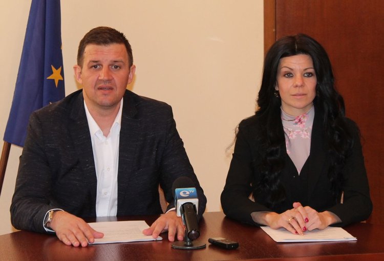 Областният управител Станислав Дечев и Мария Янева от "Искам бебе"