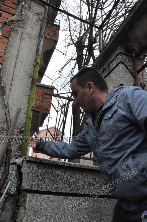 Дърво руши къща, хасковлия чака половин година да го отсекат