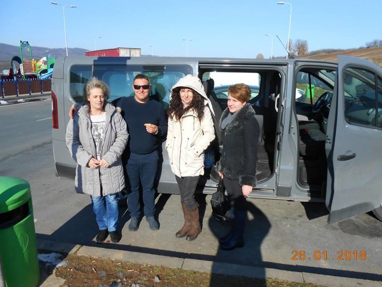 За да пренесат дарението на читалищните дейци беше необходим бус