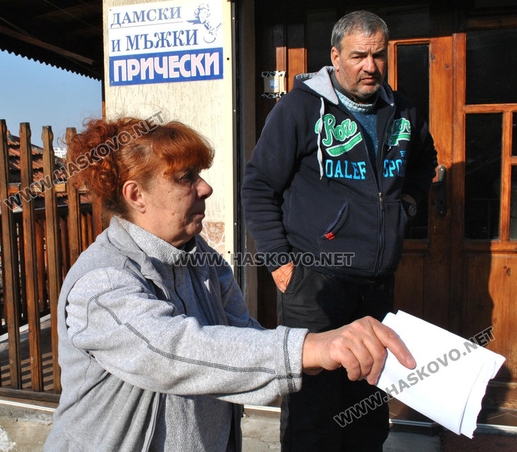 Държава и община безсилни пред опасно наклонено дърво в Хасково 