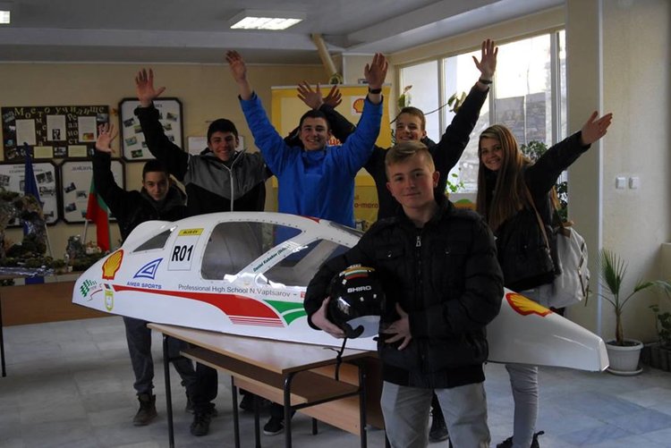 Учениците от Чепеларе показаха новата суперкола, с която ще участват на състезанието за автомобил на бъдещето