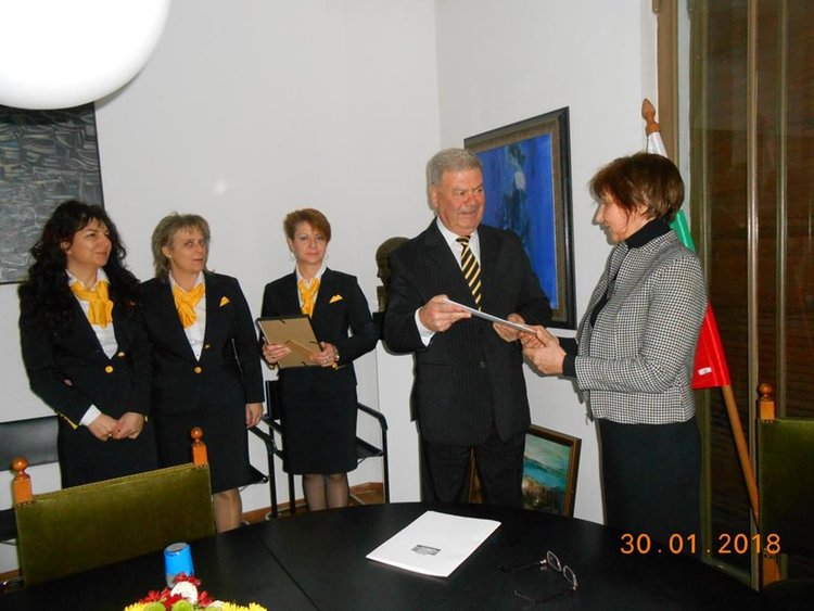 Културният институт във Виена направи дарение на първомайското читалище