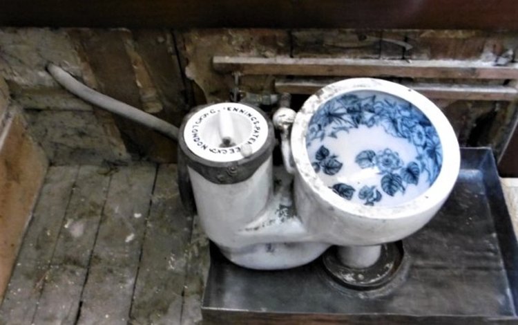 На 2 февруари 1852 г. е открита първата в света обществена тоалетна