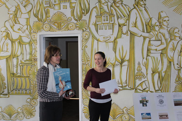 В гимназията по икономика отбелязват с изложба световния ден на влажните зони