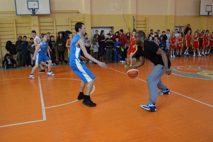 Американският баскетболист Джими Хънт демонстрира забивки в „Славейков”