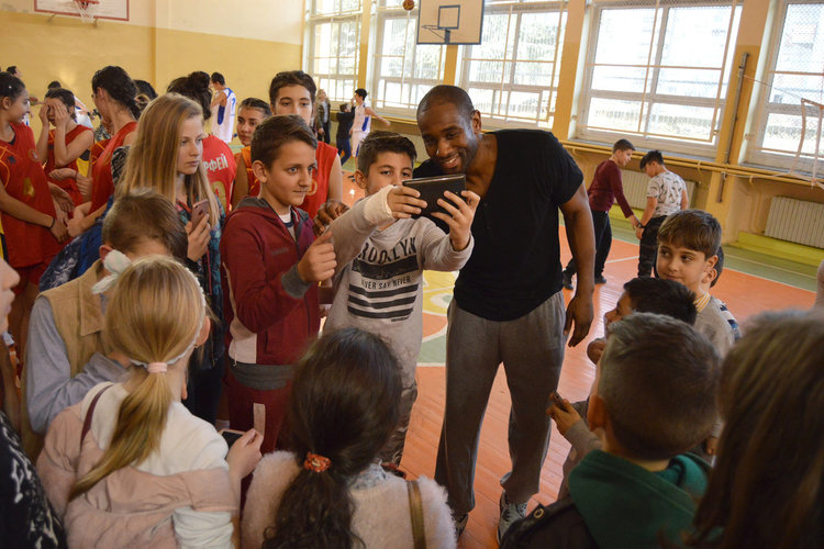 Американският баскетболист Джими Хънт демонстрира забивки в „Славейков”