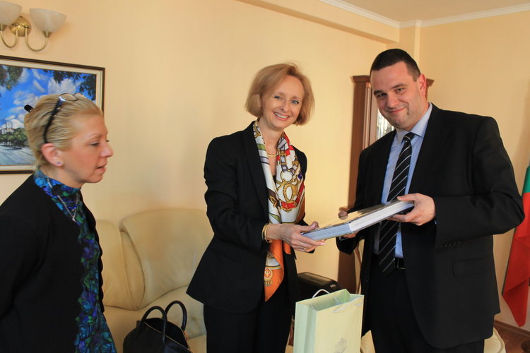 Областният управител прие шарже д,афер Мартина Стронг
