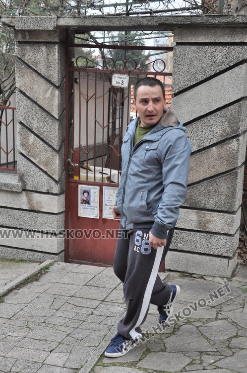 Дърво руши къща, хасковлия чака половин година да го отсекат