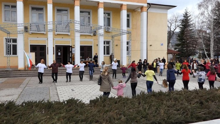 1701 лв. събра благотворителното хоро на Евридика