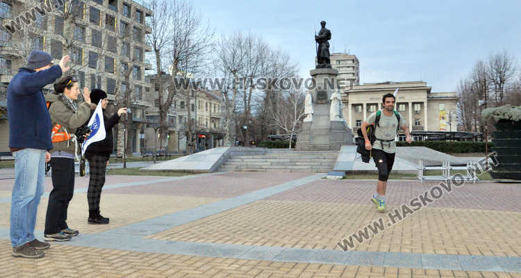 Самотният бегач предава протестната щафета за Пирин от Хасково на Асеновград