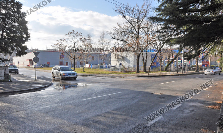 Ауди блъсна банкер и го прати в болница с опасност за живота