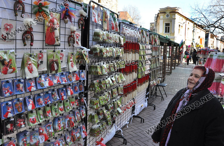 Мартеници с детелини, подкови и сърца-хит на пазара тази година