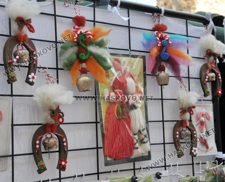 Мартеници с детелини, подкови и сърца-хит на пазара тази година