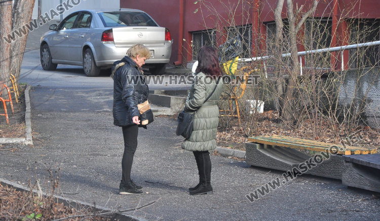 Съпругата на Николай (вдясно)