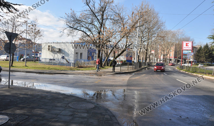 Ауди блъсна банкер и го прати в болница с опасност за живота