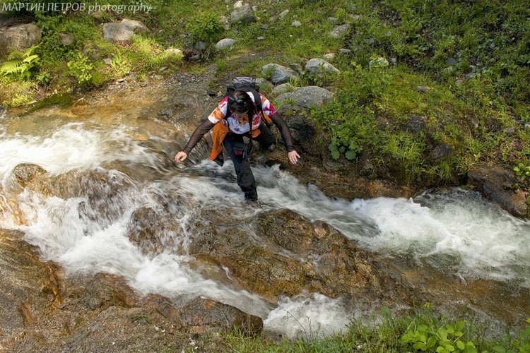 Пожарникари спасиха младеж и девойка, откъснати от света от придошлата Арда