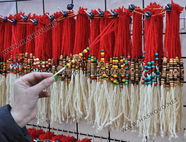 Мартеници с детелини, подкови и сърца-хит на пазара тази година