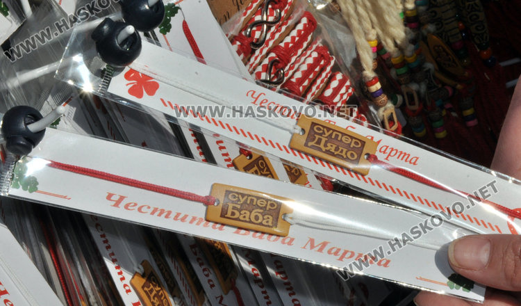 Мартеници с детелини, подкови и сърца-хит на пазара тази година