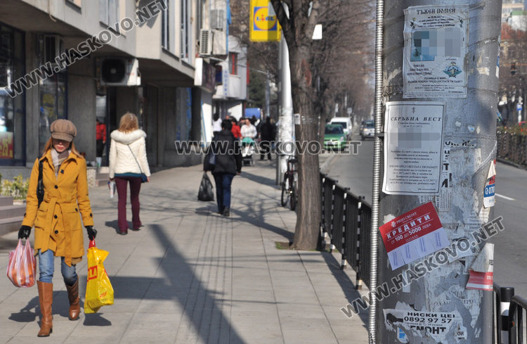 Парцаливи от афиши и реклами спирки и стълбове грозят Хасково, шестима глобени  