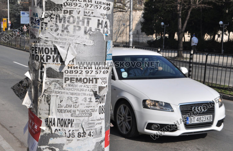 Парцаливи от афиши и реклами спирки и стълбове грозят Хасково, шестима глобени  