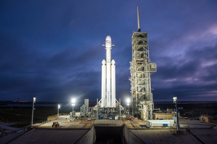 Falcon Heavy преди изстрелването. См.: SpaceX 