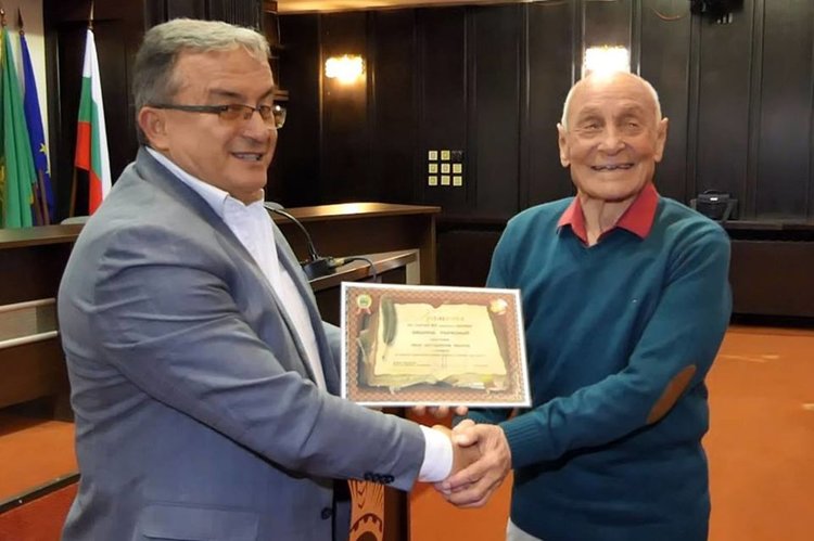 Иван Фотото закръгли 90