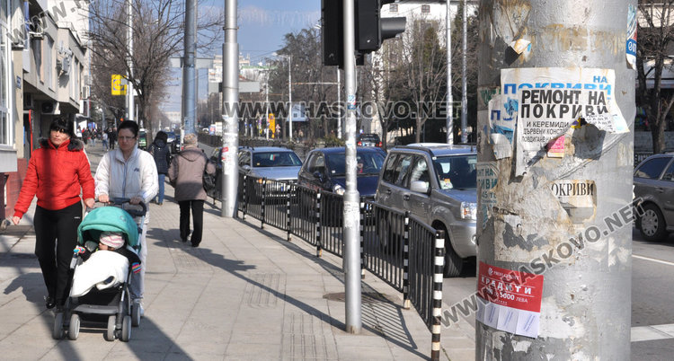 Парцаливи от афиши и реклами спирки и стълбове грозят Хасково, шестима глобени  