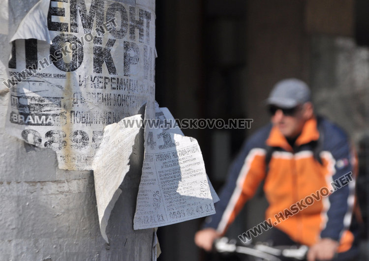 Парцаливи от афиши и реклами спирки и стълбове грозят Хасково, шестима глобени  