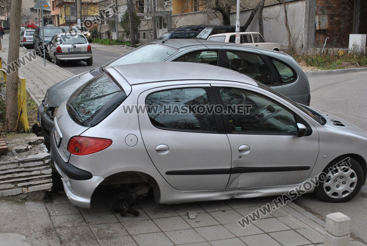 Рено се заби в паркирано Пежо и го потроши 