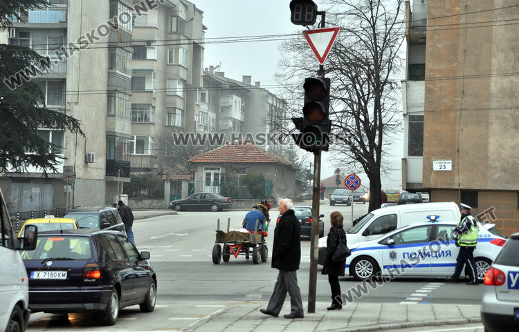 Две коли се блъснаха на кръстовище на неработещ светофар