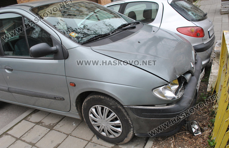 Рено се заби в паркирано Пежо и го потроши 