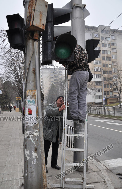 Две коли се блъснаха на кръстовище на неработещ светофар