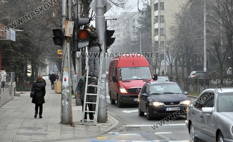Две коли се блъснаха на кръстовище на неработещ светофар