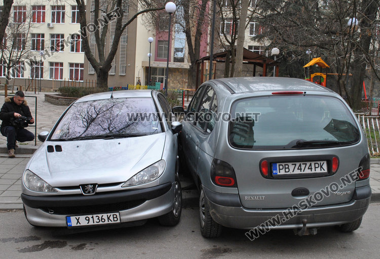 Рено се заби в паркирано Пежо и го потроши 
