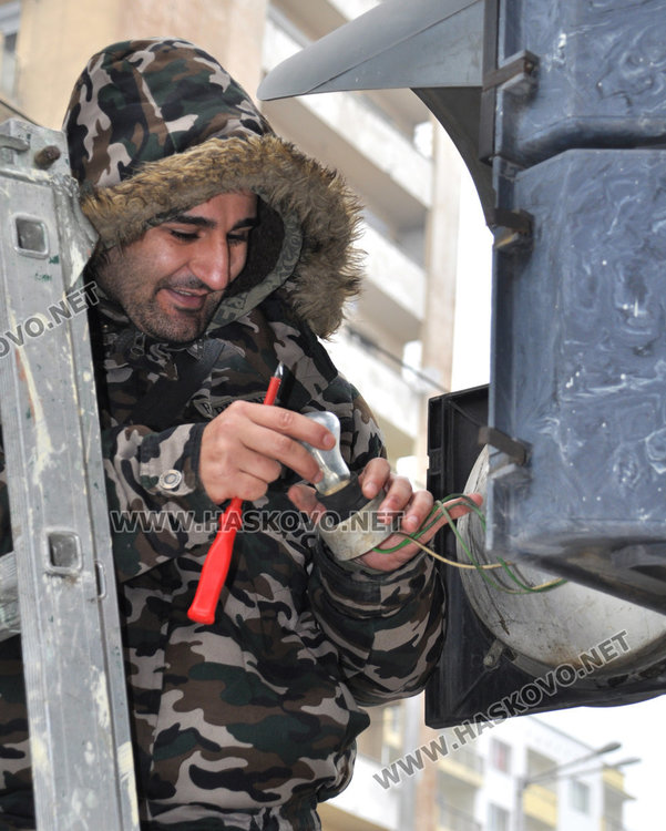 Две коли се блъснаха на кръстовище на неработещ светофар