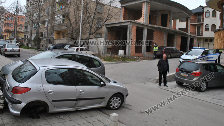 Рено се заби в паркирано Пежо и го потроши 