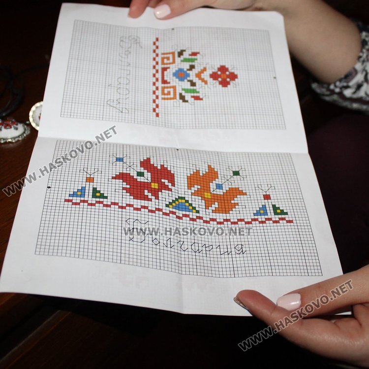 Димитровградчанка бродира бижута с български шевици