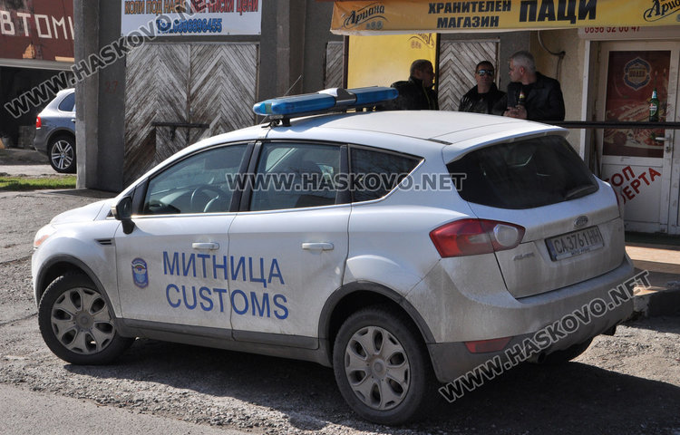 Митничари, данъчни и полицаи нахлуха в бензиностанция в Хасково