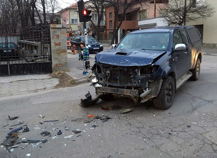 Гражданин регулира движението на кръстовище след катастрофа