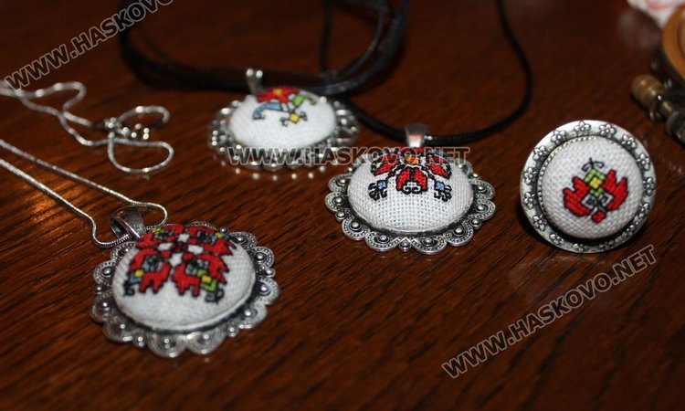 Димитровградчанка бродира бижута с български шевици