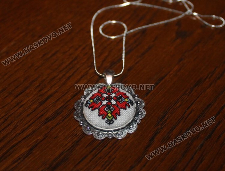 Димитровградчанка бродира бижута с български шевици