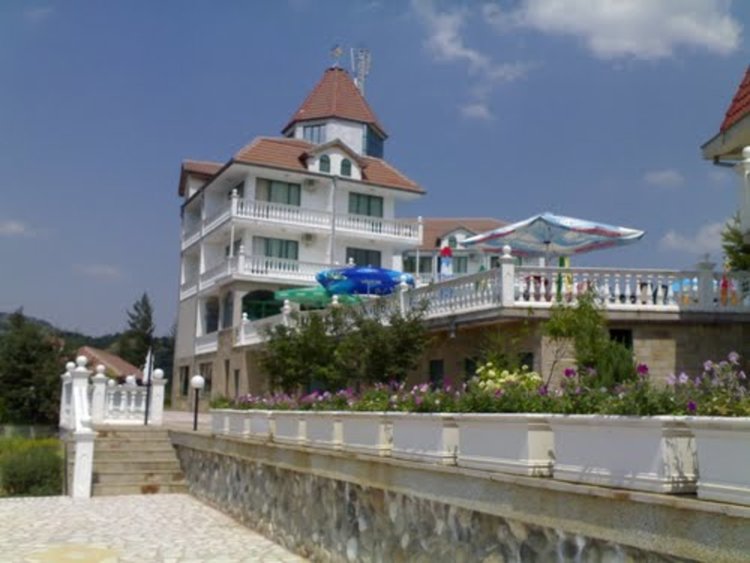 Сградата на върха над Неделино е известна като замъка и е собственост на екскмета на Общината Стоян Беширов