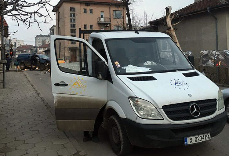 Гражданин регулира движението на кръстовище след катастрофа