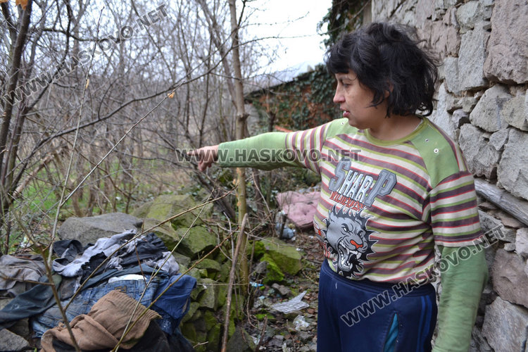 Невена Тенева показва къде е изхвърлила трупа на детето си