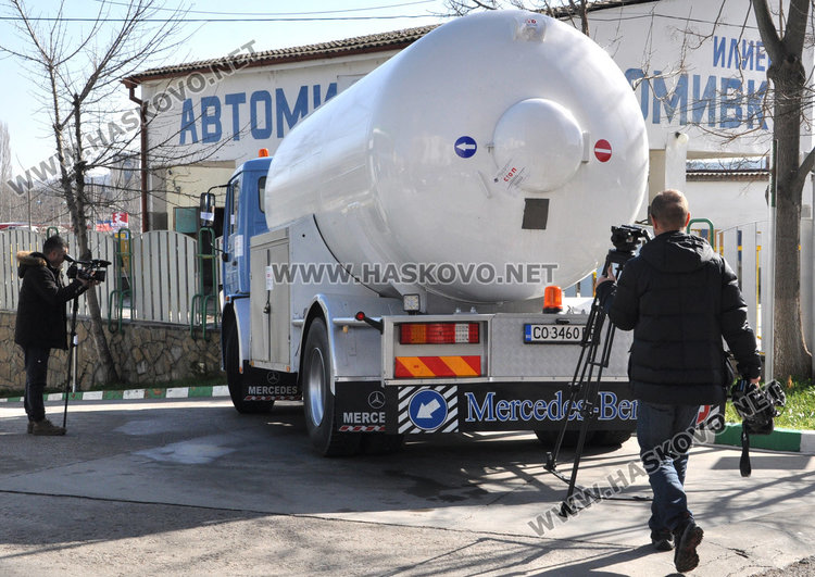 Митничари, данъчни и полицаи нахлуха в бензиностанция в Хасково