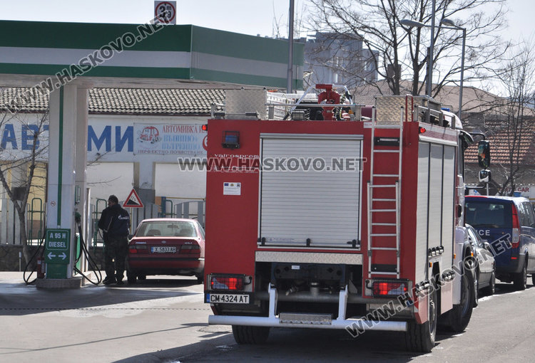 Митничари, данъчни и полицаи нахлуха в бензиностанция в Хасково