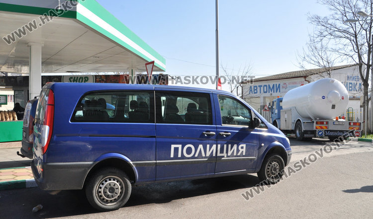 Митничари, данъчни и полицаи нахлуха в бензиностанция в Хасково