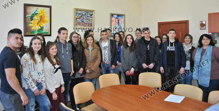 60 ученици от Езиковата се обучават в предприемачество 