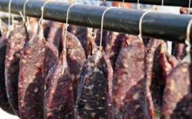 Задържаха крадец, посегнал на домашни луканки