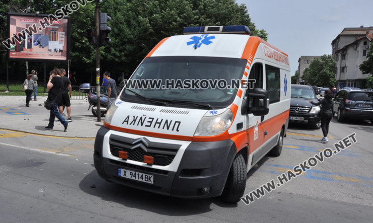 Кола блъсна 15-годишен в Хасково, шофьор се обърна в канавка